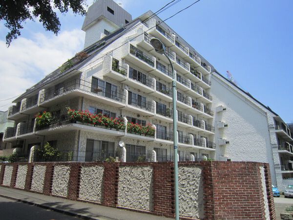 秀和三田綱町レジデンス 外観（2025年撮影）