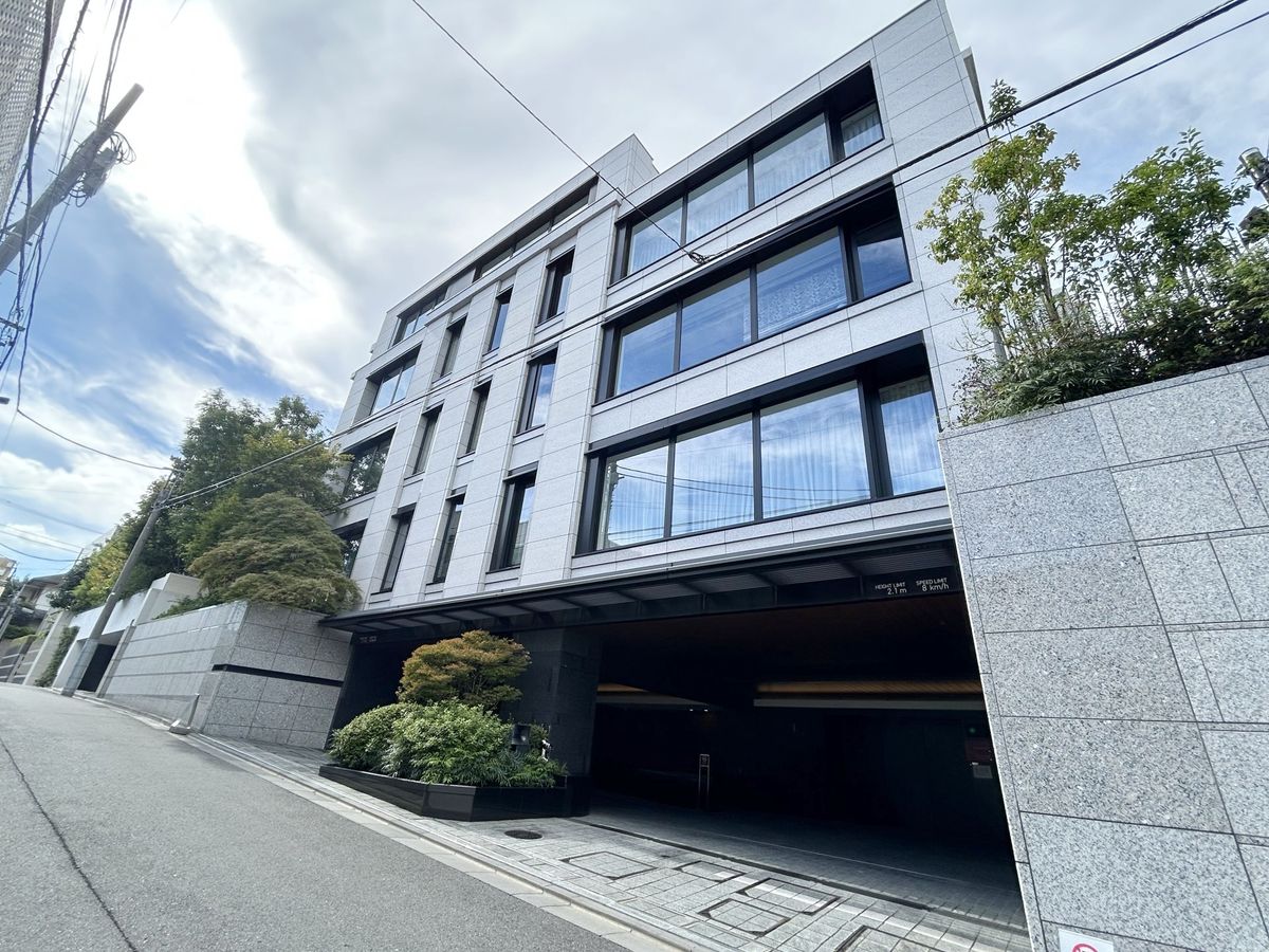 ザ・パークハウスグラン麻布仙台坂の外観写真 - 港区南麻布1丁目1番