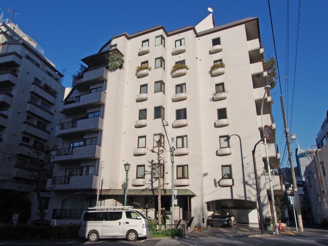 クラウン青山の外観写真 - 渋谷区神宮前3丁目38番8号
