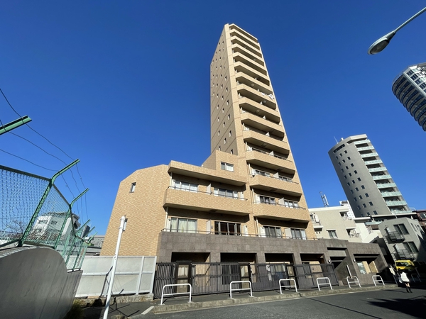 クローバー六本木の外観写真 - 港区六本木7丁目1番19号