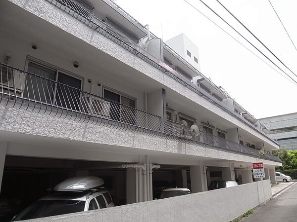 ファミール六本木の外観写真 - 港区六本木7丁目2番2号