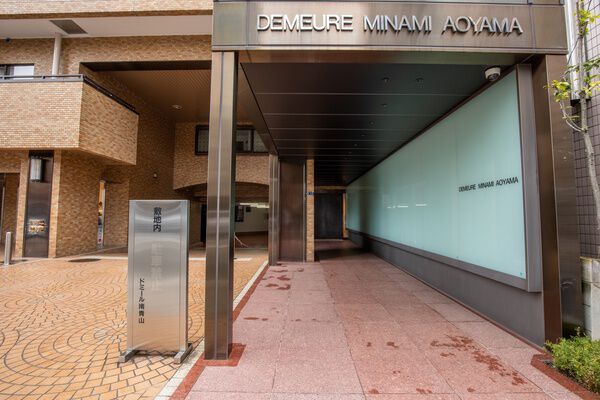 ドミール南青山の外観写真 - 港区南青山6丁目7番5号