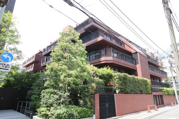 ドムス青山の外観写真 - 港区南青山6丁目10番3号