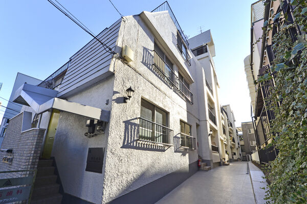 ピロティ青山の外観写真 - 東京都心の高級マンション