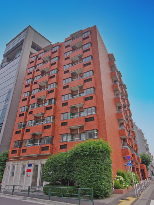 乃木坂リリエンハイムの外観写真 - 港区南青山1丁目26番16号