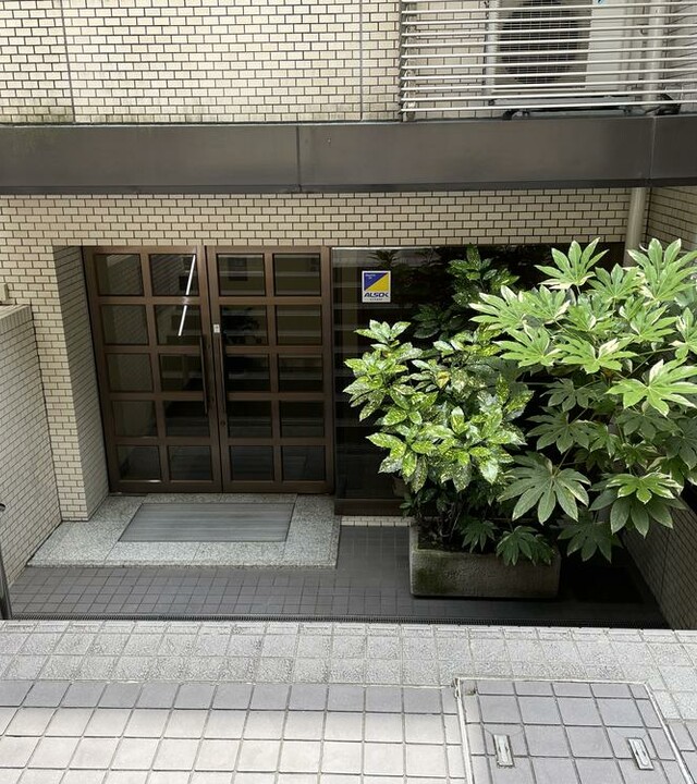 六本木サンハイツの外観写真 - 港区六本木5丁目13番1号